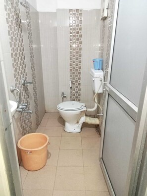 Deluxe Triple Room | Bathroom | Towels, soap, shampoo, toilet paper