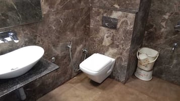 Deluxe Room | Bathroom | Towels, soap, shampoo, toilet paper