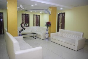 29-inch LCD TV with cable channels, TV, fireplace - Hotel Tezpur City (Tezpur)