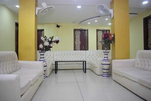 29-inch LCD TV with cable channels, TV, fireplace - Hotel Tezpur City (Tezpur)