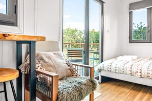 3 bedrooms, free WiFi, bed sheets - Unique two tiny homes set up with private dam (Hartley)