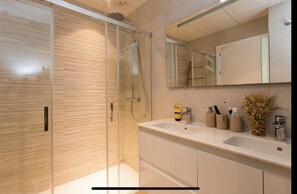 Dusche, Haartrockner, Handtücher, Seife