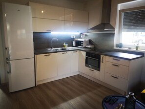 Geladeira, micro-ondas, fogão, lava-louças