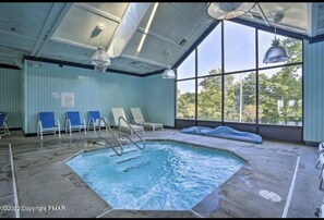 Piscine intérieure, piscine extérieure