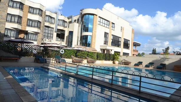 Un hôtel doté d’une piscine, de nombreux balcons et d’une architecture moderne.