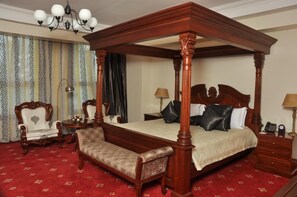 8 Schlafzimmer, Zimmersafe, Schreibtisch, Bügeleisen/Bügelbrett