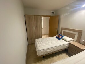 2 bedrooms, iron/ironing board, bed sheets, wheelchair access