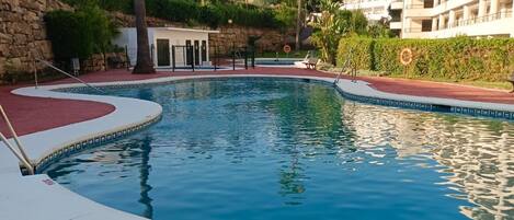 Una piscina al aire libre