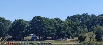 Chalet dans la Forest. Adorable chalet, walking distance to the Charente Lac....