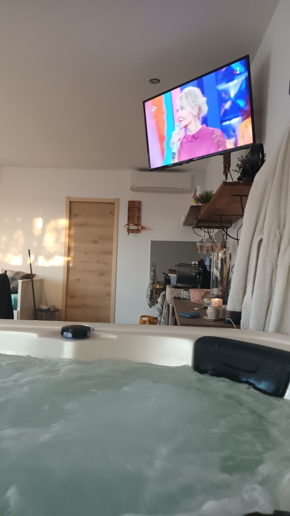 Interior - Maeva private Jacuzzi suite (Saint-Victoret)