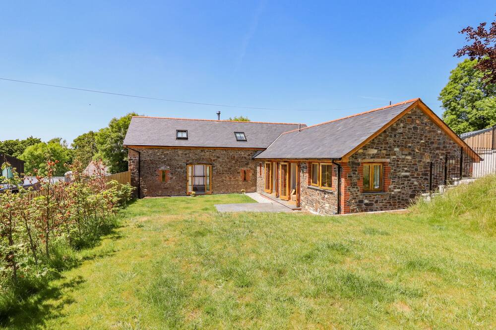 THE TITHE BARN, pet friendly, with open fire in South Molton
