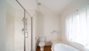 Shower, hair dryer - Arcadia - Carmel House - Classic Carmel (Carmel)