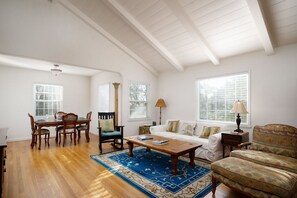 TV, fireplace - Arcadia - Carmel House - Classic Carmel (Carmel)