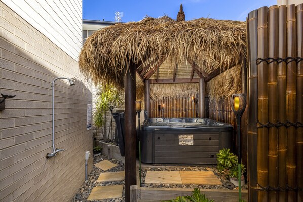 Outdoor spa tub - Whale Studio Suite Fisherman's Bay (Fisherman’s Bay)