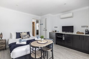 1 bedroom, iron/ironing board, free WiFi, bed sheets - Whale Studio Suite Fisherman's Bay (Fisherman’s Bay)