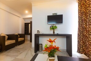 Driepersoonskamer | Woonruimte | Een 18-inch ledtelevisie met kabelzenders en televisie