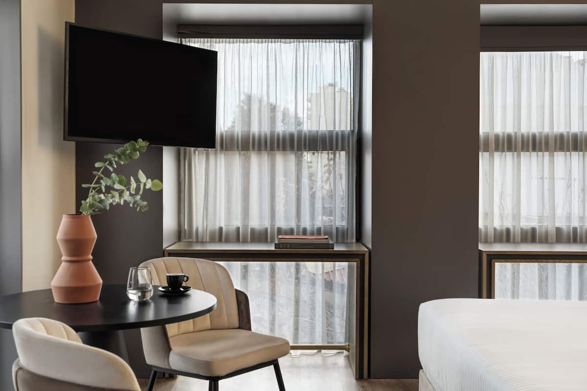 1 bedroom, hypo-allergenic bedding, minibar, in-room safe