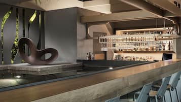 2 bars/lounges