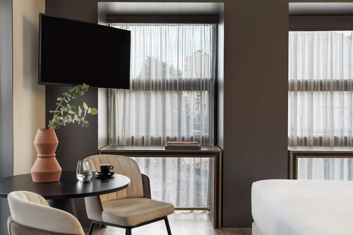 1 bedroom, hypo-allergenic bedding, minibar, in-room safe