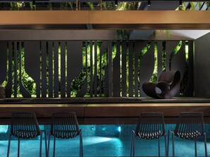 Una piscina cubierta, tumbonas