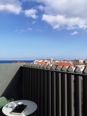 Suite, Balcony, 1 King Bed | Ropa de cama hipoalergénica, minibar, caja fuerte