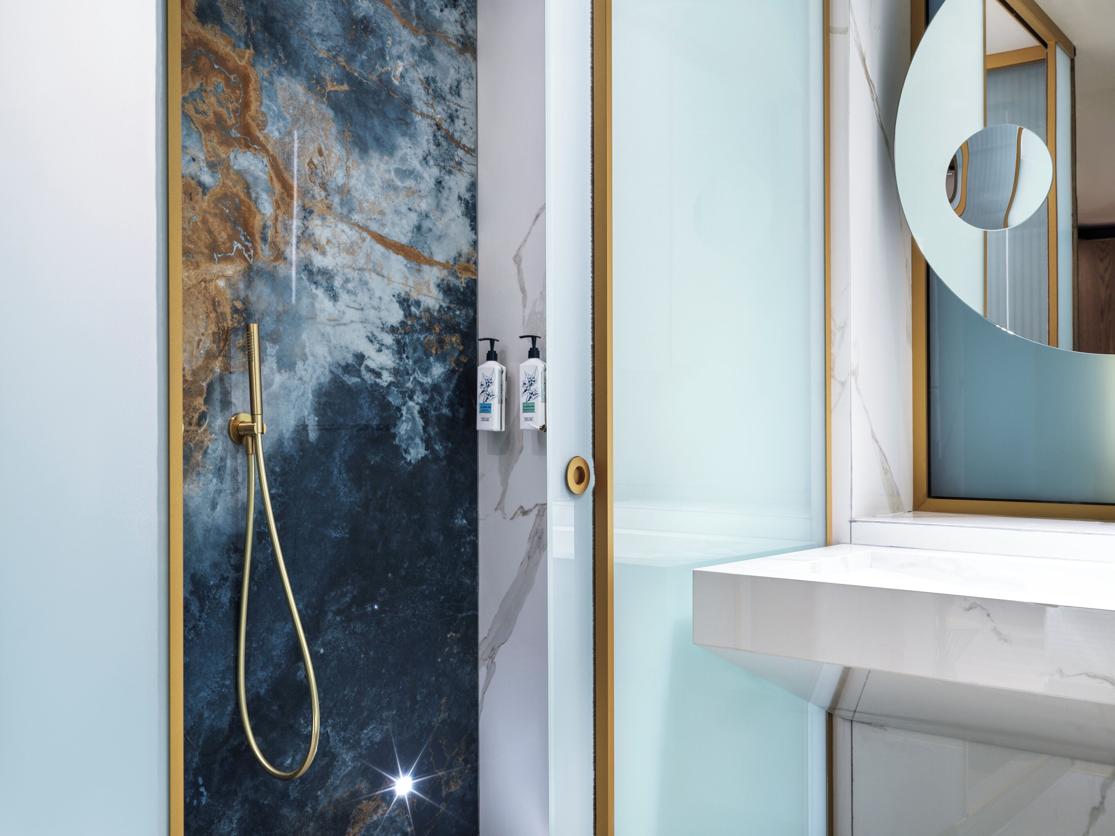 Ropa de cama hipoalergénica y minibar 