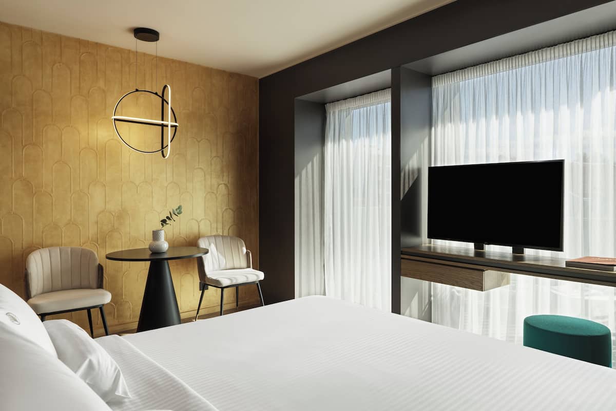 1 bedroom, hypo-allergenic bedding, minibar, in-room safe