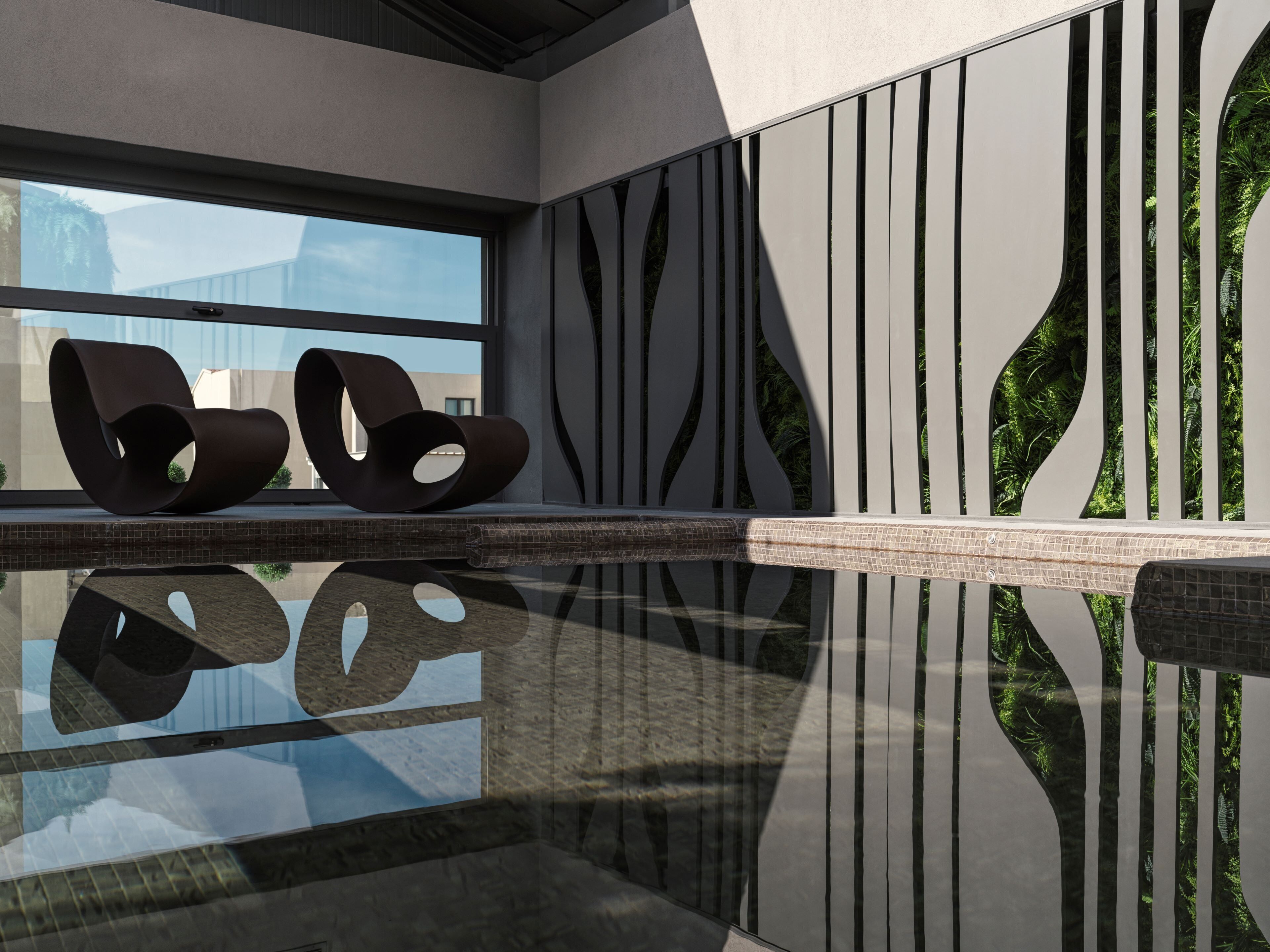 Hồ bơi trong nhà, ghế dài tắm nắng 