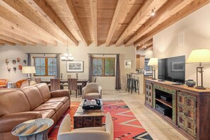 Smart TV, chimenea, estéreo