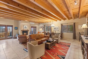 Smart-TV, Kamin, Stereoanlage