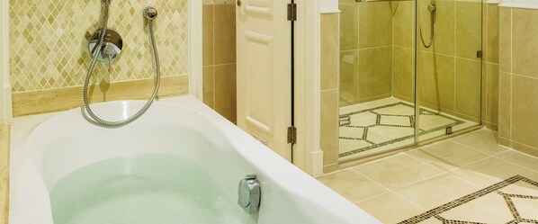 Combined shower/bathtub, hair dryer, bidet, towels - Travelers Safari - Westlands  (Nairobi)