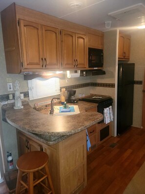 Fridge, microwave, oven, coffee/tea maker
