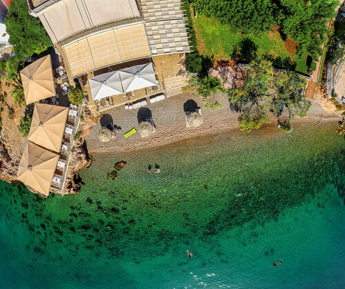 Τhree-storey maisonette with a wonderful view of the Saronic sea