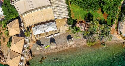 ΀hree-storey maisonette with a wonderful view of the Saronic sea