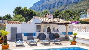 A poolside area with lounge chairs and a barbecue setup. - Villa Polonia Mouche by Interhome (Dénia)