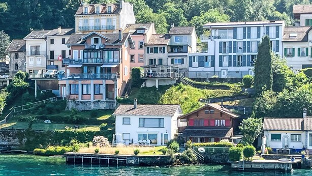 Zona residenziale costiera con case costruite su una collina che domina un corso d'acqua.