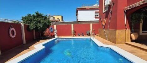 Una piscina al aire libre