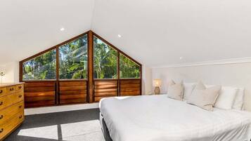 5 bedrooms, iron/ironing board, Internet, bed sheets