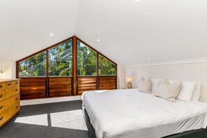 5 bedrooms, iron/ironing board, Internet, bed sheets - Fuller Holidays - Sea Belles on Belongil Beach (Byron Bay)