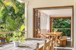 Outdoor dining - Fuller Holidays - Sea Belles on Belongil Beach (Byron Bay)