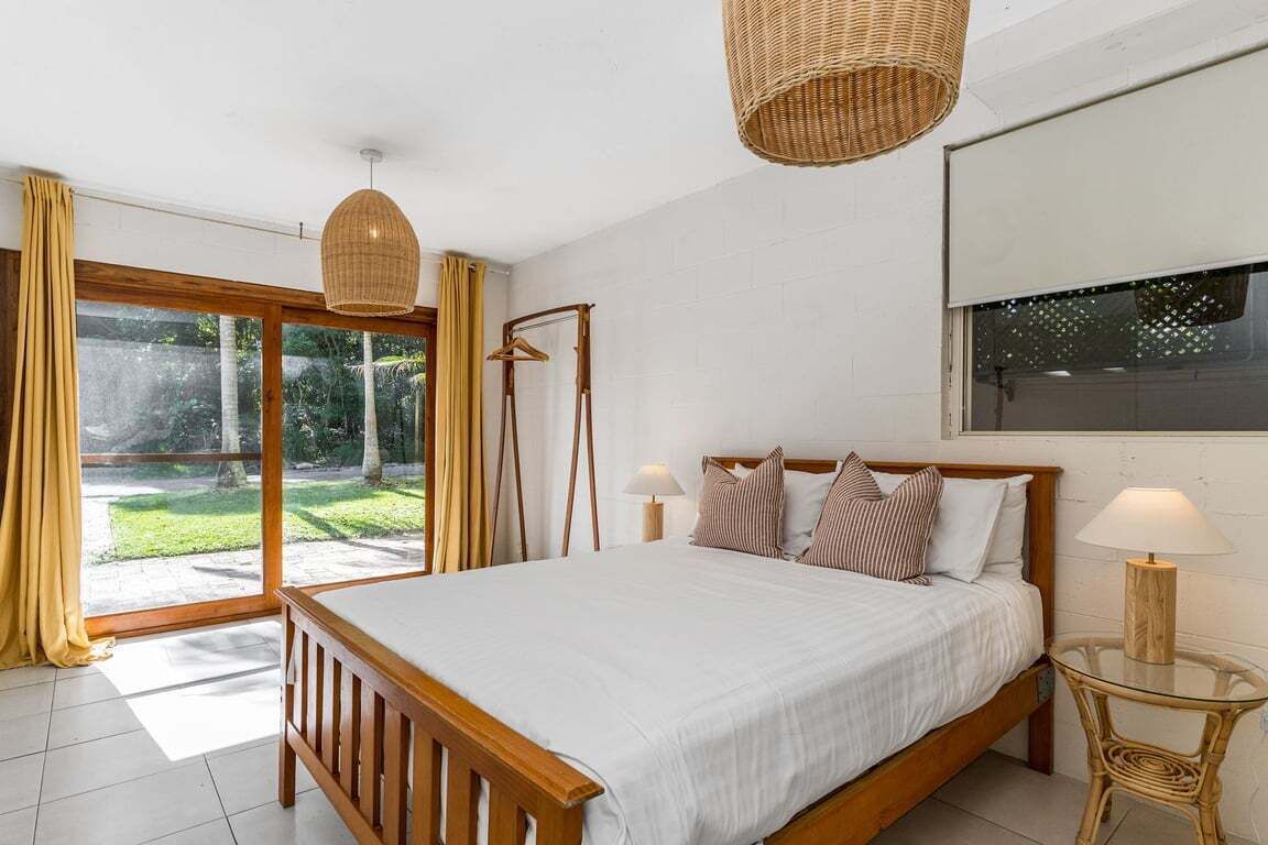 5 bedrooms, iron/ironing board, internet, bed sheets