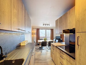 Een koelkast, een microgolfoven, een vaatwasser