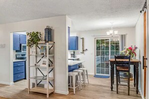 Fridge, microwave, oven, stovetop - Hot Tub and Spacious Backyard Close to Lake! (Coeur d'Alene)