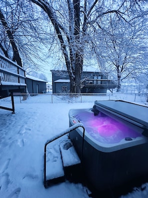 Outdoor spa tub - Hot Tub and Spacious Backyard Close to Lake! (Coeur d'Alene)