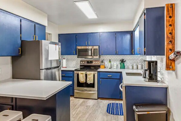 Fridge, microwave, oven, stovetop - Hot Tub and Spacious Backyard Close to Lake! (Coeur d'Alene)