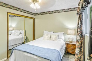 5 bedrooms, in-room safe, desk, iron/ironing board - Hot Tub and Spacious Backyard Close to Lake! (Coeur d'Alene)