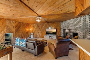 Smart TV, fireplace, video games, foosball - Hot Tub and Spacious Backyard Close to Lake! (Coeur d'Alene)