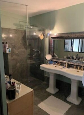Shower, hair dryer, bidet, towels - Maison Méridional au Coeur D'uzès (Uzès)
