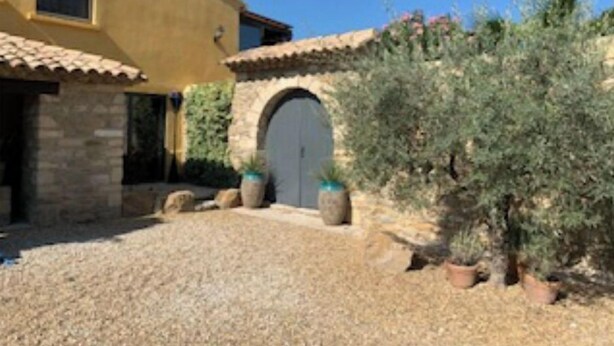 A building with a stone facade, a tiled roof, and a gravel driveway. - Maison Méridional au Coeur D'uzès (Uzès)