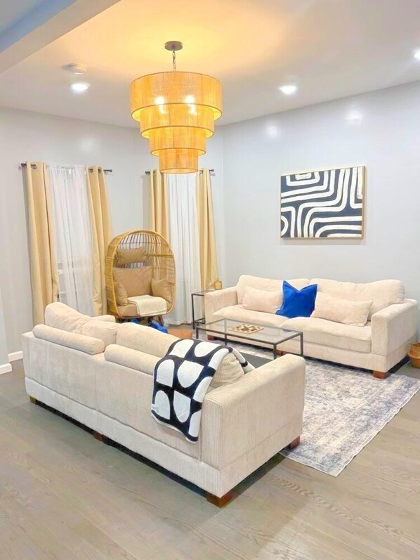 Téléviseur connecté, livres, bureau